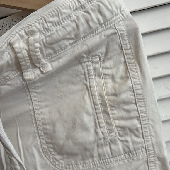 Abercrombie & Fitch White Cargo Shorts Relaxed Fit - Picture 4 of 8